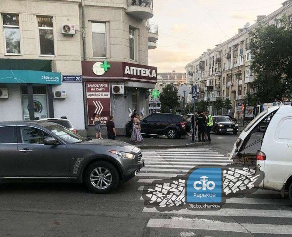 ДТП Харьков: джип врезался в аптеку